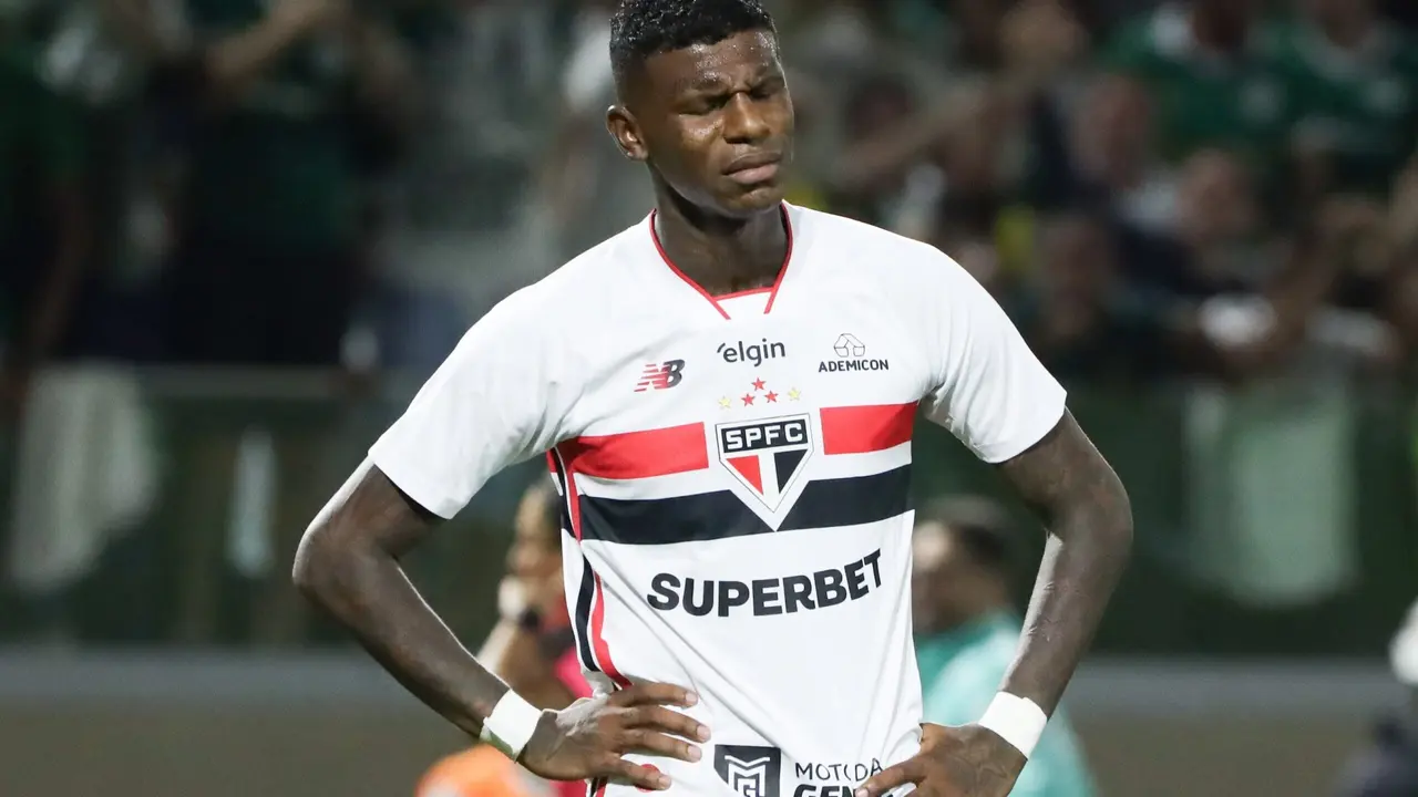 Arboleda reaparece após sumiço e discute futuro no São Paulo