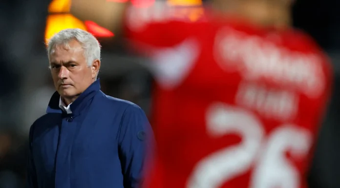 Benfica termina temporada invicto com Mourinho, mas campanha sem títulos aumenta debate sobre futuro do treinador Benfica termina temporada invicto com Mourinho