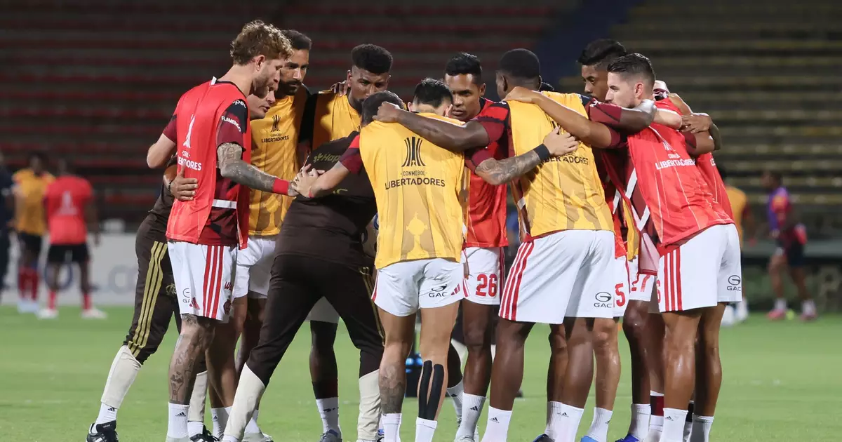 Jogadores do Flamengo comemorando resultado importante na Libertadores 2026