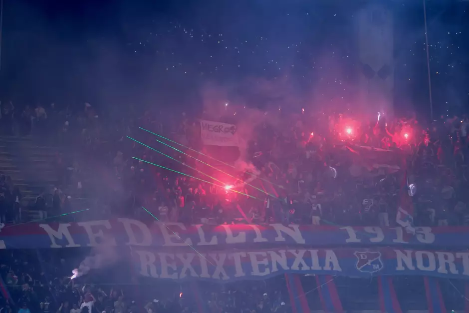 Torcedores e clima de tensão em Medellín antes de jogo cancelado da Libertadores