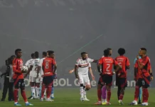 Conmebol confirma W.O. do Independiente Medellín e Flamengo recebe os três pontos na Libertadores Jogadores do Flamengo durante partida da Libertadores marcada por crise de segurança na Colômbia