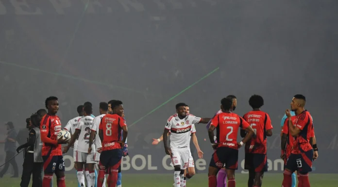 Conmebol confirma W.O. do Independiente Medellín e Flamengo recebe os três pontos na Libertadores Jogadores do Flamengo durante partida da Libertadores marcada por crise de segurança na Colômbia