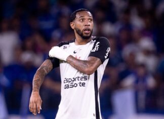 Corinthians busca solução para evitar transfer ban e pode sofrer novas punições da FIFA Corinthians busca solução para evitar transfer ban