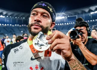 Corinthians negocia renovação com Memphis envolvendo dívida, empresas e possível redução salarial Corinthians negocia renovação com Memphis envolvendo dívida