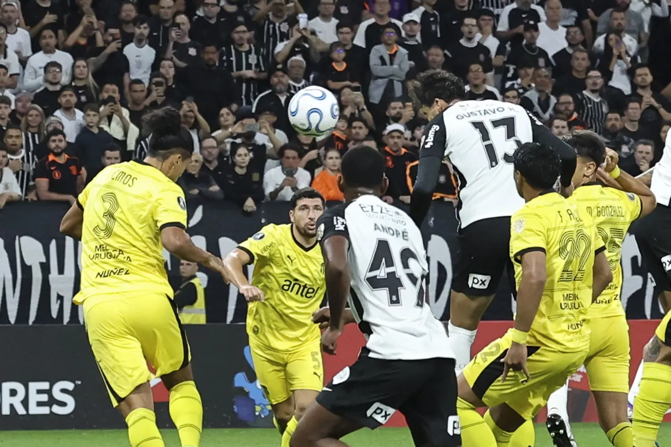 Corinthians vira primeiro brasileiro classificado às oitavas da Libertadores