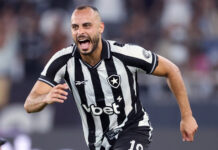 Corinthians volta ao Z4 após derrota para o Botafogo e vê Arthur Cabral decidir com hat-trick Corinthians volta ao Z4 após derrota para o Botafogo