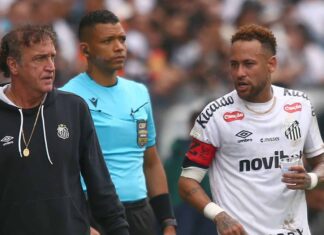 Coritiba reage contra o Santos, jogo termina em tensão e Neymar se envolve em polêmica com quarto árbitro Coritiba reage contra o Santos, jogo termina em tensão