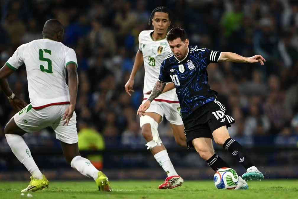 Cristiano Ronaldo, Lionel Messi e Manuel Neuer representando veteranos da Copa do Mundo de 2026