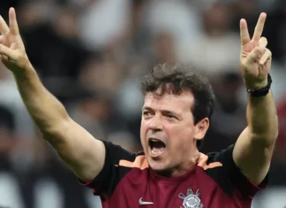 Diniz destaca conexão entre Corinthians e torcida e aponta mudança no ambiente do clube Diniz destaca conexão entre Corinthians e torcida e aponta mudança