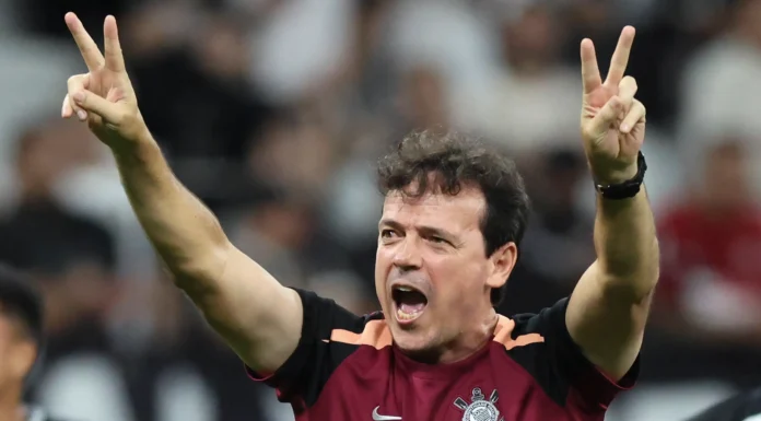 Diniz destaca conexão entre Corinthians e torcida e aponta mudança no ambiente do clube Diniz destaca conexão entre Corinthians e torcida e aponta mudança