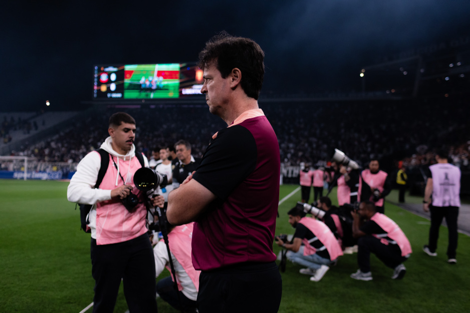 Diniz destaca conexão entre Corinthians e torcida e aponta mudança