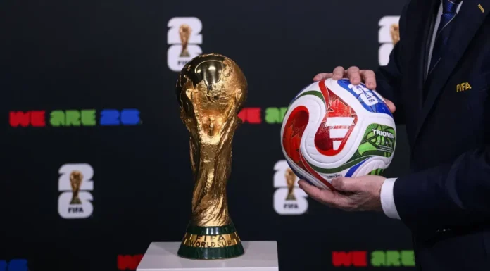 FIFA libera atletas suspensos para estreia na Copa após pressão da CONMEBOL e decisão gera debate global FIFA libera atletas suspensos para estreia na Copa após pressão da CONMEBOL