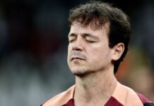 Fernando Diniz é absolvido pelo STJD e reforça Corinthians para clássico decisivo contra o São Paulo Fernando Diniz é absolvido pelo STJD e reforça Corinthians