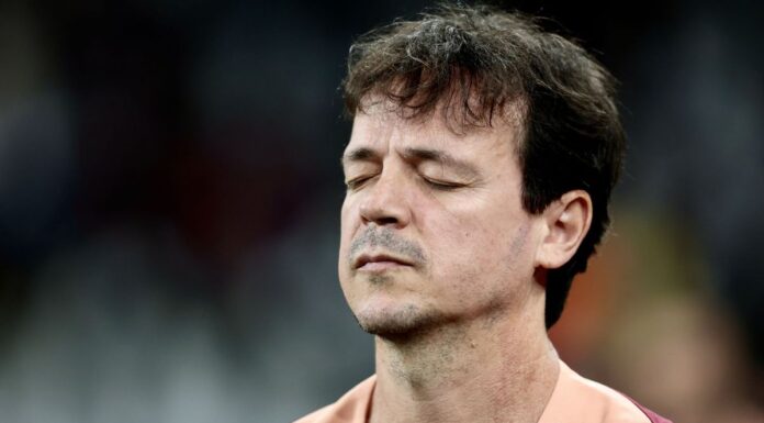 Fernando Diniz é absolvido pelo STJD e reforça Corinthians para clássico decisivo contra o São Paulo Fernando Diniz é absolvido pelo STJD e reforça Corinthians