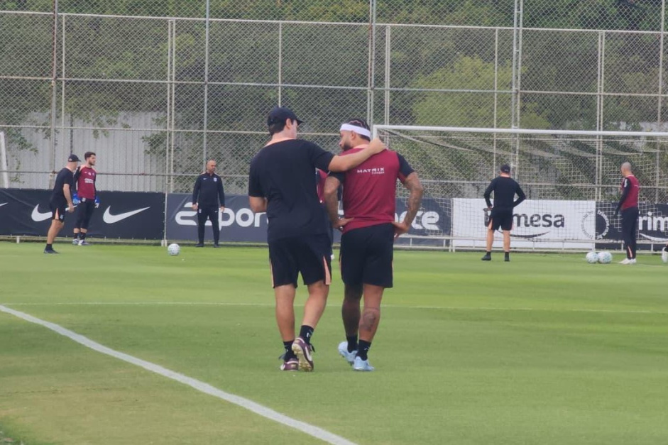 Fernando Diniz sinaliza confiança em Memphis e Corinthians passa a discutir renovação
