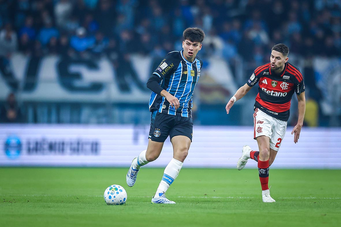 Flamengo vence o Grêmio, pressiona Palmeiras e reacende disputa