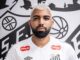 Gabigol marca, provoca torcida com gesto obsceno, é expulso e ofusca vitória do Cruzeiro sobre o Vitória Gabigol marca, provoca torcida com gesto obsceno, é expulso