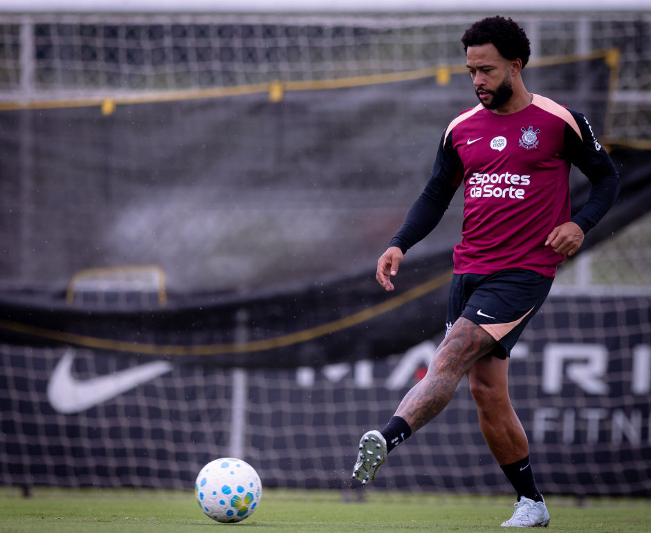 Memphis segue fora dos treinos com bola