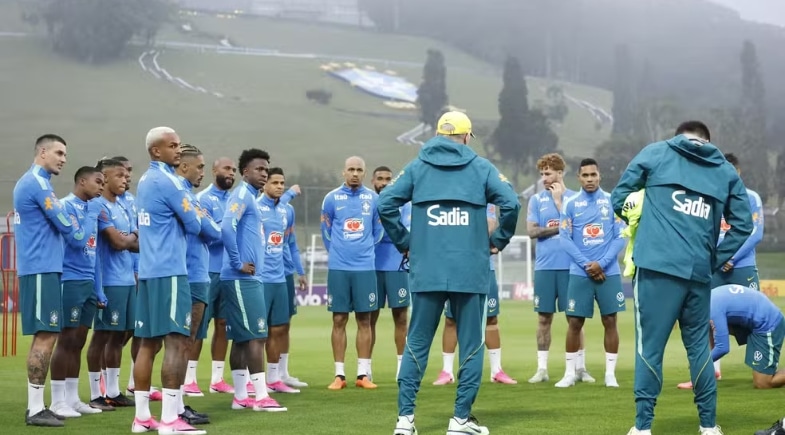 Neymar volta ao gramado na Granja Comary