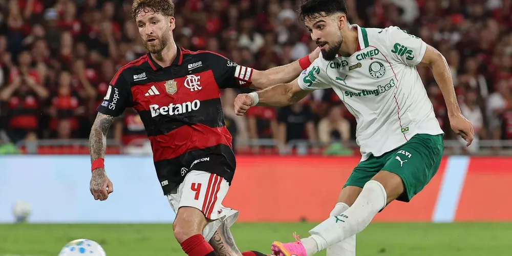 Palmeiras goleia o Flamengo no Maracanã, aproveita expulsão e encerra tabu