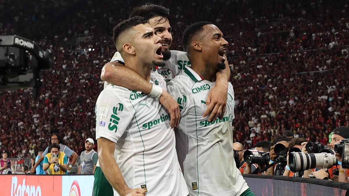 Palmeiras goleia o Flamengo no Maracanã, aproveita expulsão e encerra tabu
