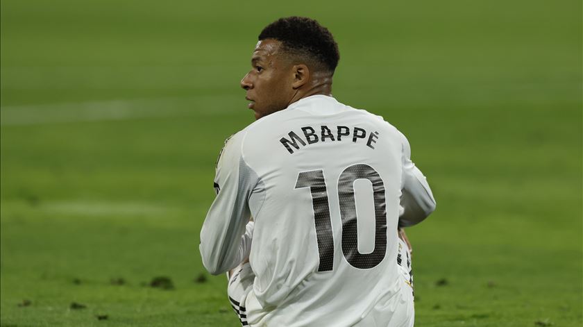 Petição pela saída de Mbappé do Real Madrid explode nas redes