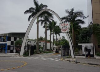 Presidente do Corinthians admite erro em contratação de empresa investigada pelo Ministério Público e crise política aumenta Presidente do Corinthians admite erro em contratação de empresa investigada