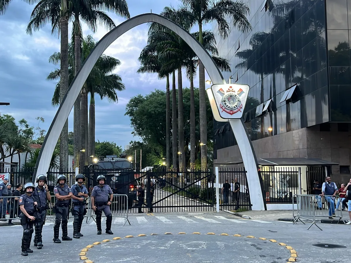 Presidente do Corinthians admite erro em contratação de empresa investigada