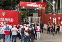 Protestos no CT aumentam pressão sobre diretoria do São Paulo após eliminação na Copa do Brasil