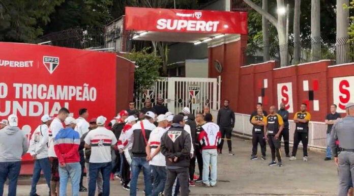 Protestos no CT aumentam pressão sobre diretoria do São Paulo após eliminação na Copa do Brasil