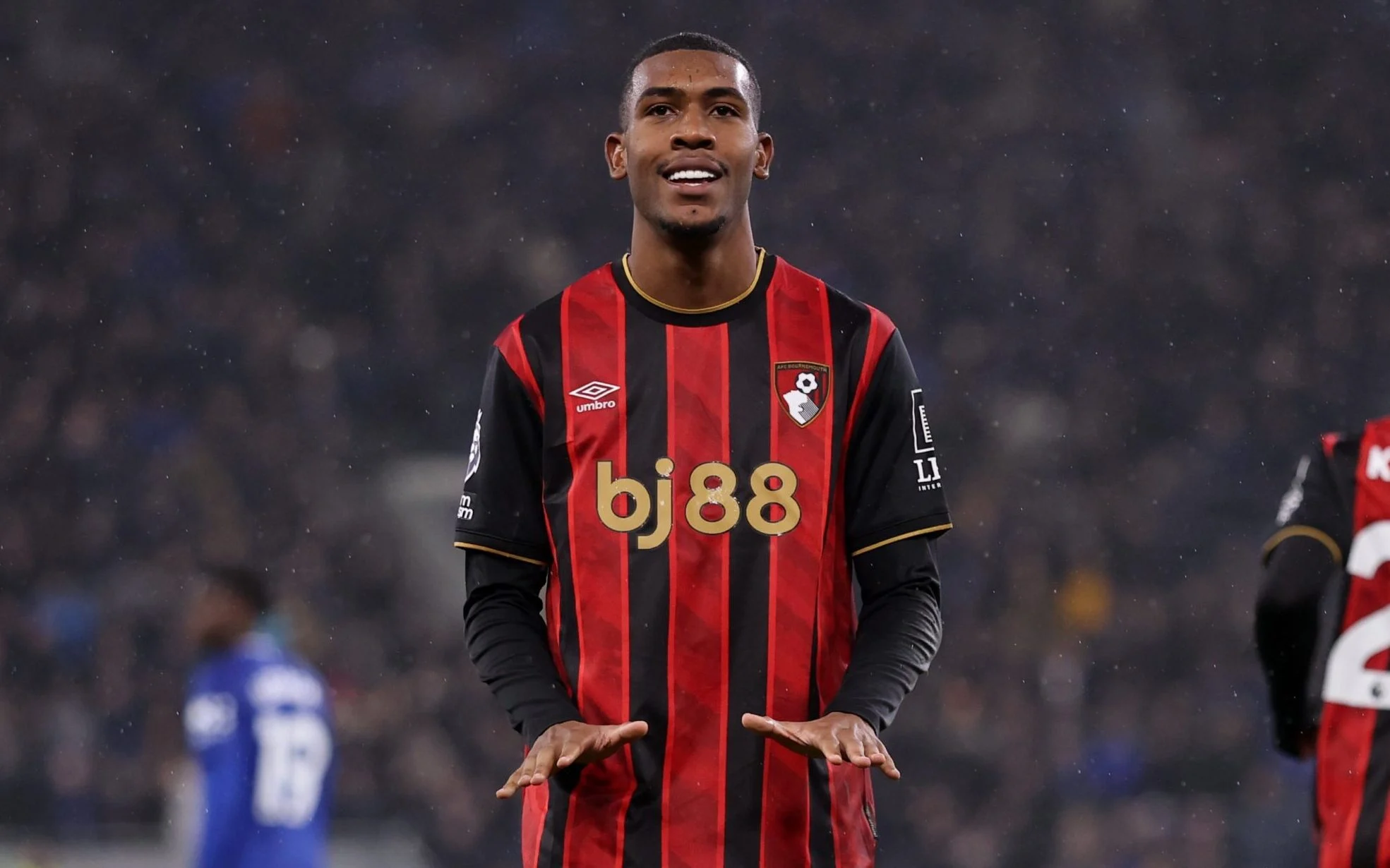 Rayan é homenageado após conquista histórica do Bournemouth