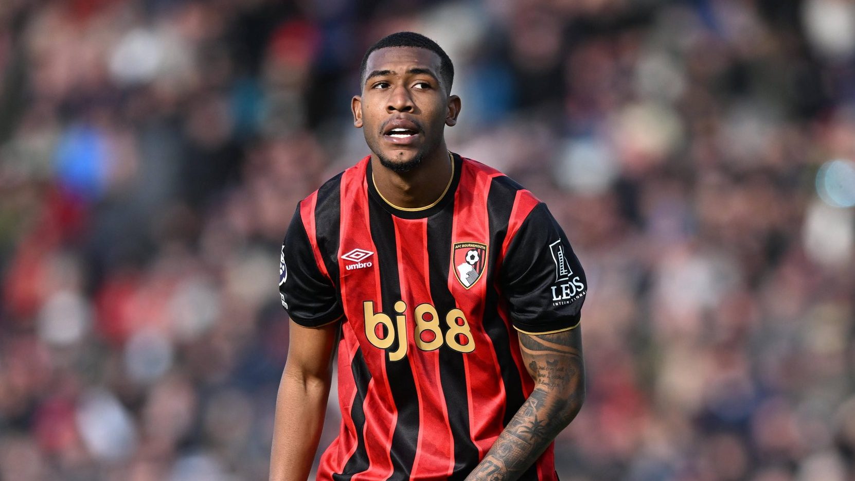 Rayan é homenageado após conquista histórica do Bournemouth