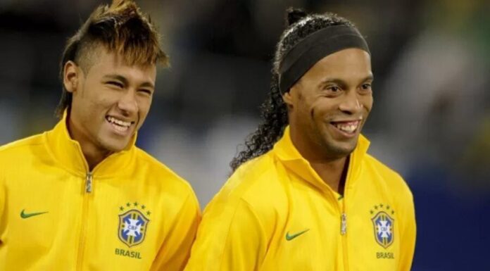 Ronaldinho Gaúcho se emociona ao lembrar do penta, manda recado à Seleção e comenta possível presença de Neymar na Copa Ronaldinho Gaúcho se emociona ao lembrar do penta