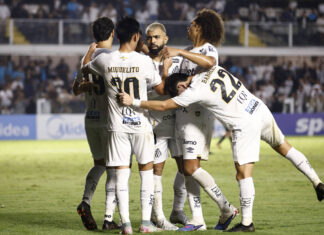 Sem Neymar, Santos goleia e garante vaga nos playoffs da Sul-Americana Sem Neymar, Santos goleia e garante vaga nos playoffs