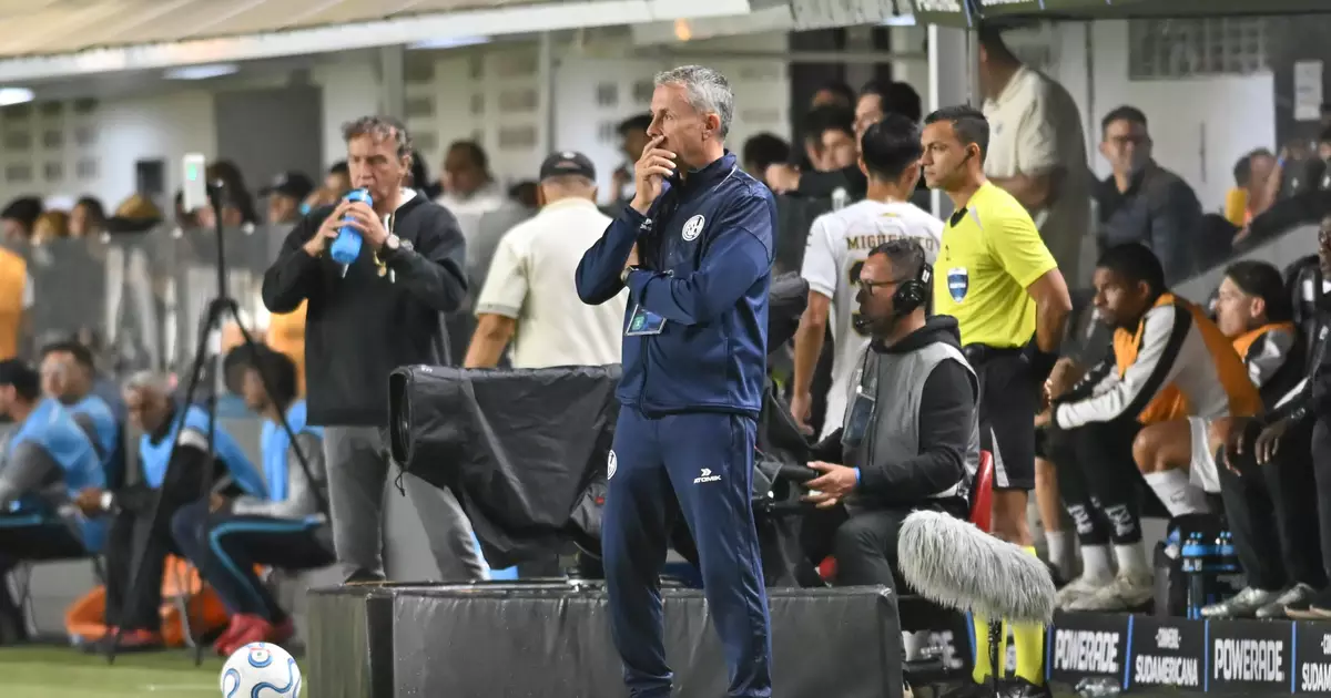 Técnico do San Lorenzo afirma ter sido agredido por torcedores do Santos
