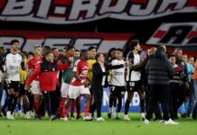 Torcedor do Santa Fe faz gesto racista contra brasileiros em jogo contra o Corinthians e caso aumenta pressão sobre CONMEBOL Torcedor do Santa Fe faz gesto racista contra brasileiros em jogo contra o Corinthians e caso aumenta pressão sobre CONMEBOL