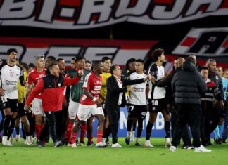 Torcedor do Santa Fe faz gesto racista contra brasileiros em jogo contra o Corinthians e caso aumenta pressão sobre CONMEBOL Torcedor do Santa Fe faz gesto racista contra brasileiros em jogo contra o Corinthians e caso aumenta pressão sobre CONMEBOL