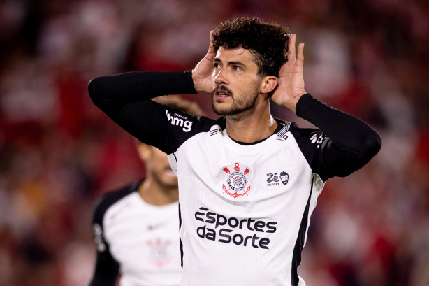 Torcedor do Santa Fe faz gesto racista contra brasileiros em jogo contra o Corinthians e caso aumenta pressão sobre CONMEBOL