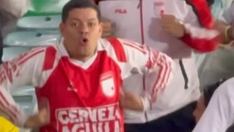 Torcedor do Santa Fe faz gesto racista contra brasileiros em jogo contra o Corinthians e caso aumenta pressão sobre CONMEBOL