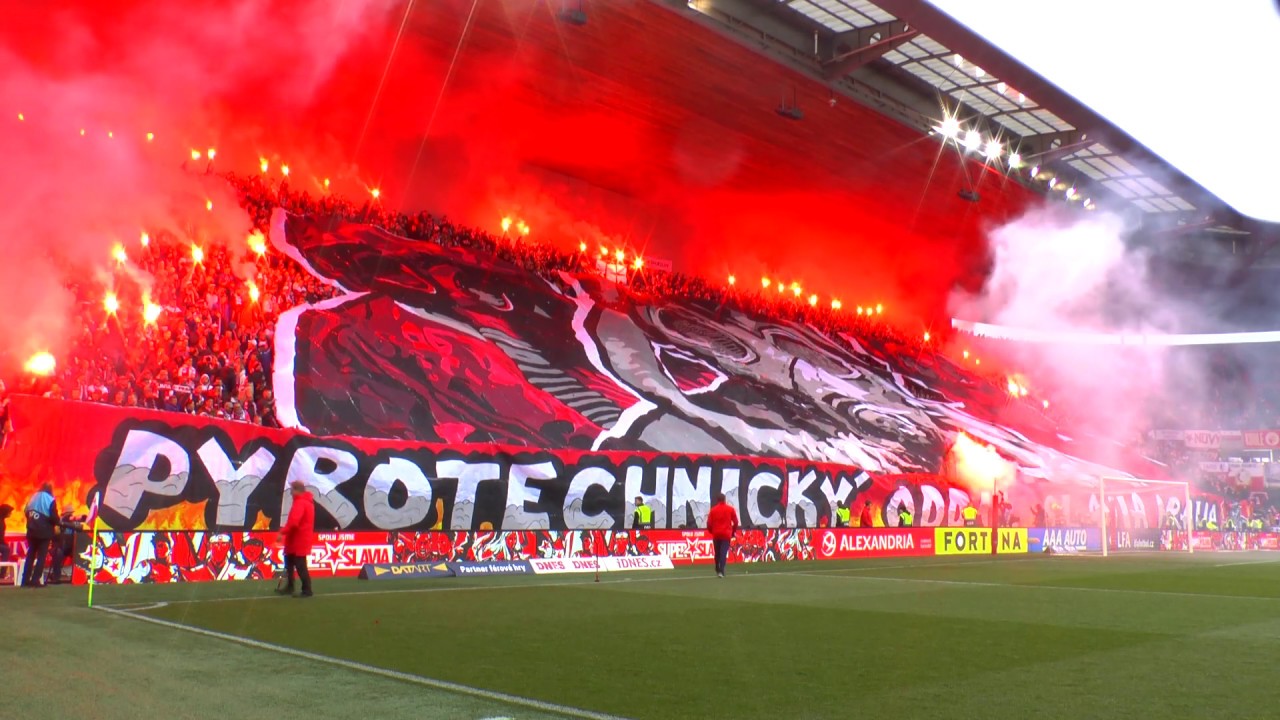 Torcedores do Slavia Praga invadem gramado, jogo do título é suspenso