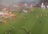 Torcedores do Slavia Praga invadem gramado, jogo do título é suspenso e caos expõe tensão no futebol europeu Torcedores do Slavia Praga invadem gramado, jogo do título é suspenso