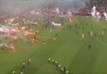 Torcedores do Slavia Praga invadem gramado, jogo do título é suspenso e caos expõe tensão no futebol europeu Torcedores do Slavia Praga invadem gramado, jogo do título é suspenso