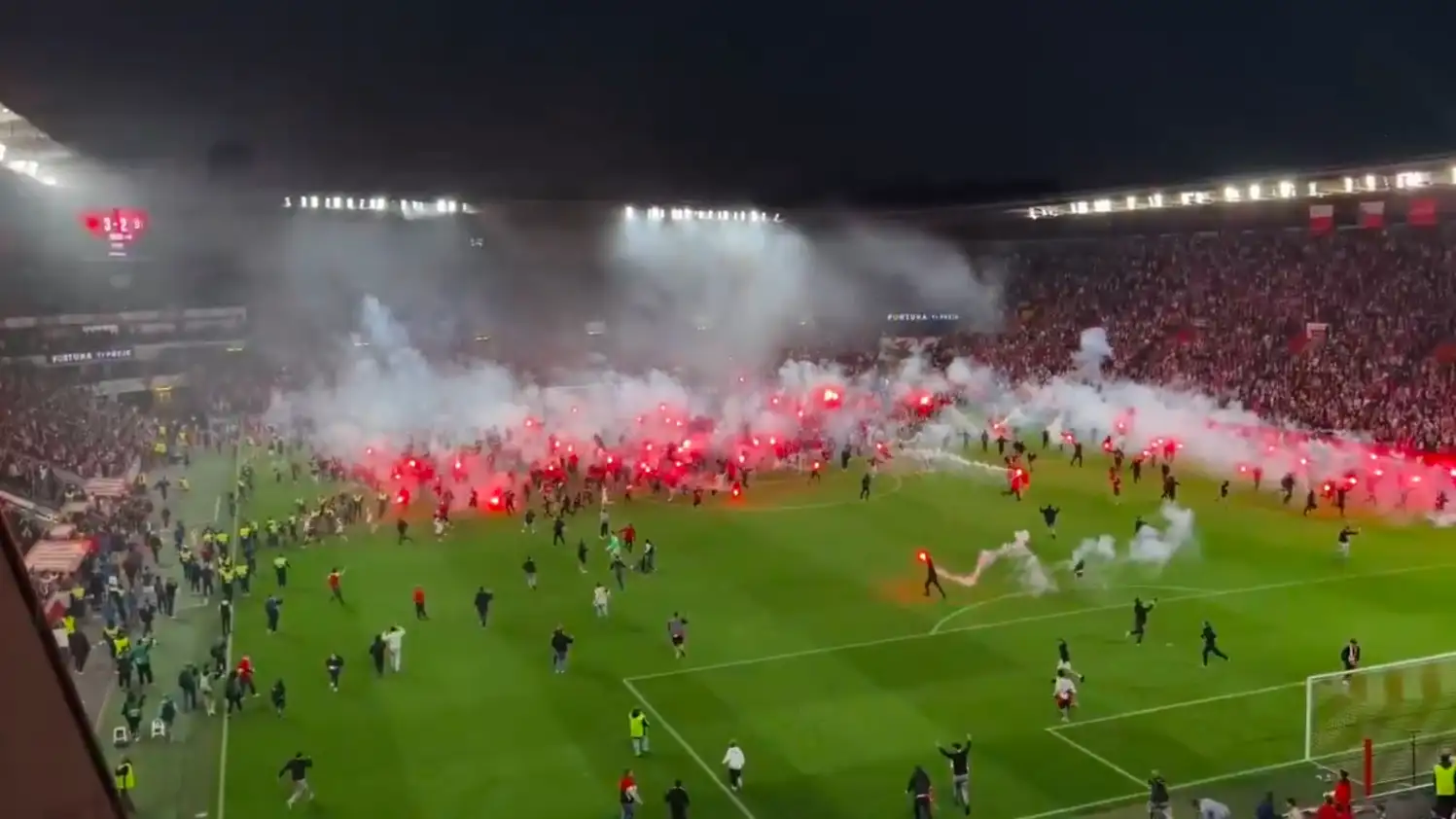 Torcedores do Slavia Praga invadem gramado, jogo do título é suspenso