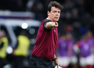 Vaiado pela torcida, Yuri Alberto recebe respaldo de Fernando Diniz e segue como peça central do Corinthians Vaiado pela torcida, Yuri Alberto recebe respaldo de Fernando Diniz