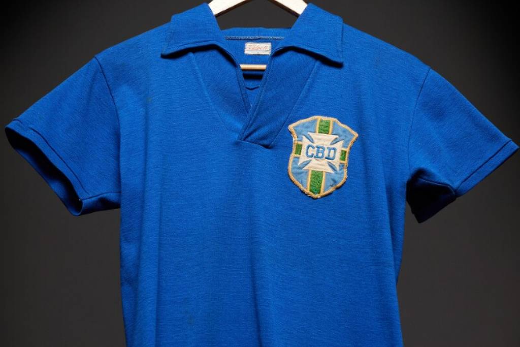 Camisa usada por Pelé na final da Copa de 1958 vai a leilão