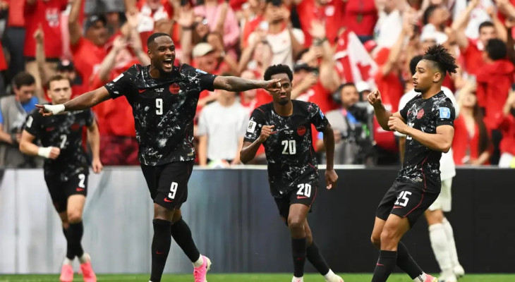 Canadá goleia o Catar, encaminha classificação e vê Koné sofrer lesão grave que o tira da Copa do Mundo