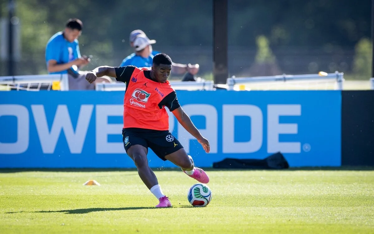 Casemiro acerta carrinho em Endrick durante treino da Seleção