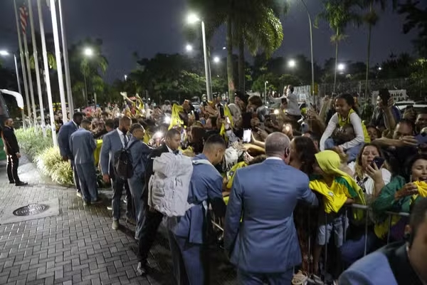 Com festa da torcida e Neymar ovacionado, Seleção Brasileira embarca para os Estados Unidos