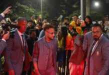 Com festa da torcida e Neymar ovacionado, Seleção Brasileira embarca para os Estados Unidos rumo à Copa do Mundo Com festa da torcida e Neymar ovacionado, Seleção Brasileira embarca para os Estados Unidos