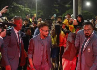 Com festa da torcida e Neymar ovacionado, Seleção Brasileira embarca para os Estados Unidos rumo à Copa do Mundo Com festa da torcida e Neymar ovacionado, Seleção Brasileira embarca para os Estados Unidos